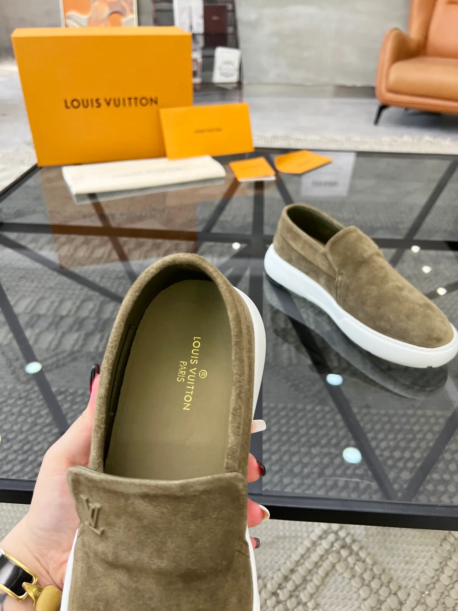 Factory price: 520💰 LV🔍Top purchasing agent🇮🇹 Road The most popular sneakers are available at the same time in the super popular sports shoe counters. The uppers are made of Italian original imported cowhide fabric. The classic and generous layout is a must-have for fashionistas. The complex craftsmanship is perfectly reproduced. The imported soft water-dyed cowhide lining is padded. The soles are: original soles specially provided by the factory. The exclusive foamed molded soles are super comfortable. The original factory follows the order. 🔍🔍High quality. You can go in and out of the counter at will. Welcome to compare. Size 39-45 (38 can be ordered)